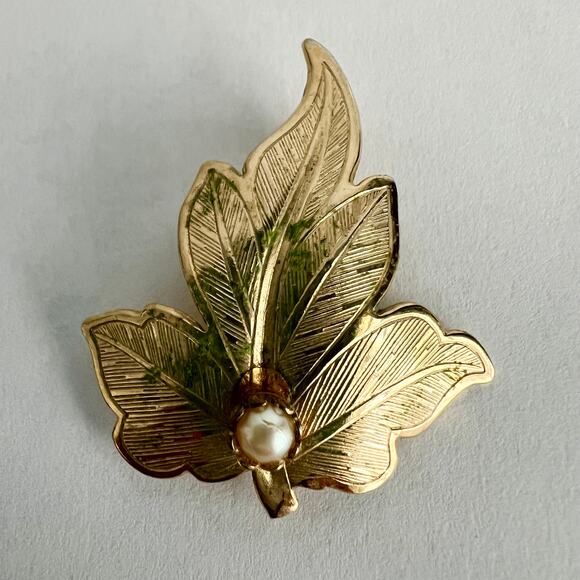 Vintage Gold Tone Leaf Brooch with Small Pearl Accent - Picture 2 of 5
